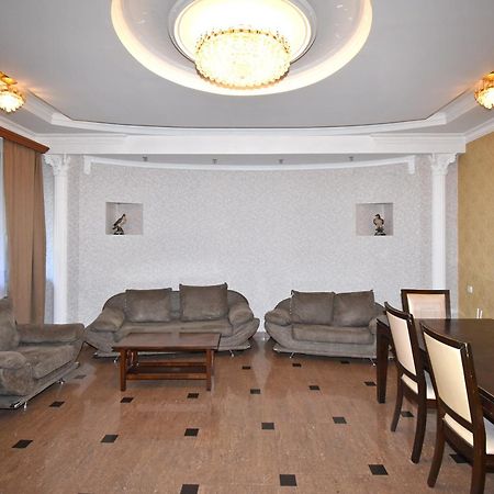 Armenak Apartment 5-Комнатная เยเรวาน ภายนอก รูปภาพ