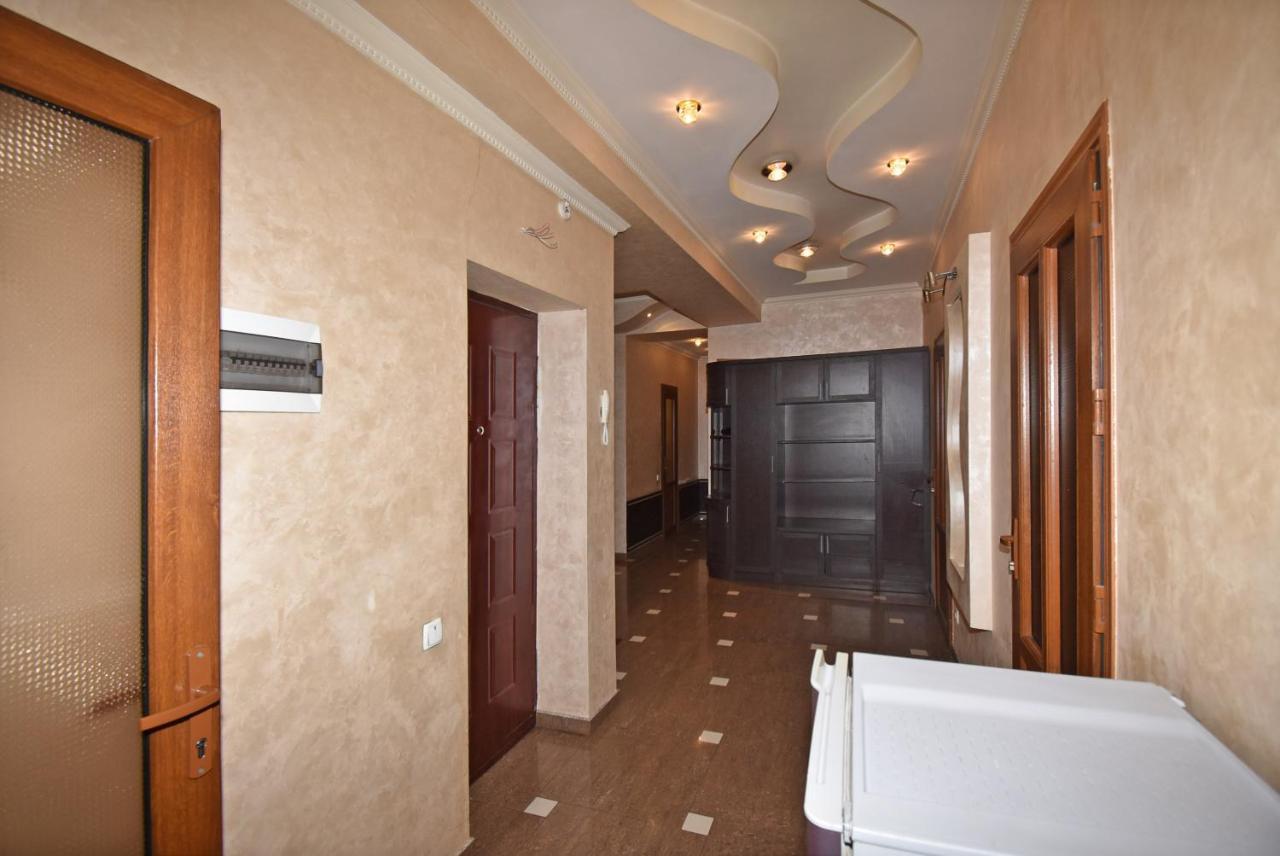 Armenak Apartment 5-Комнатная เยเรวาน ภายนอก รูปภาพ