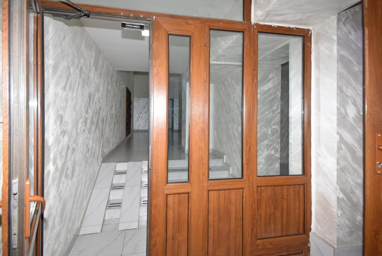Armenak Apartment 5-Комнатная เยเรวาน ภายนอก รูปภาพ