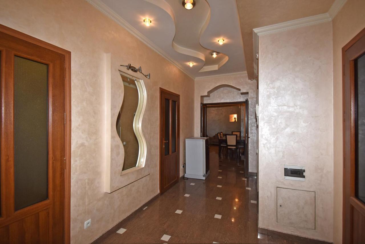 Armenak Apartment 5-Комнатная เยเรวาน ภายนอก รูปภาพ
