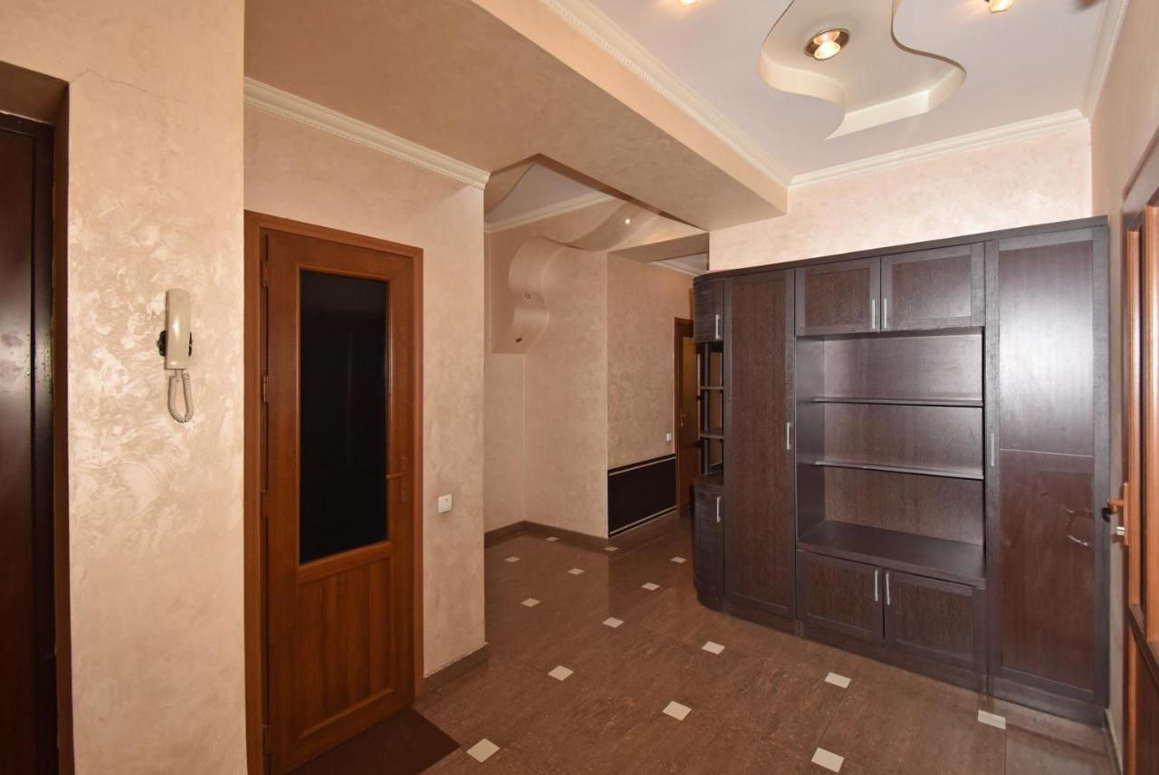 Armenak Apartment 5-Комнатная เยเรวาน ภายนอก รูปภาพ