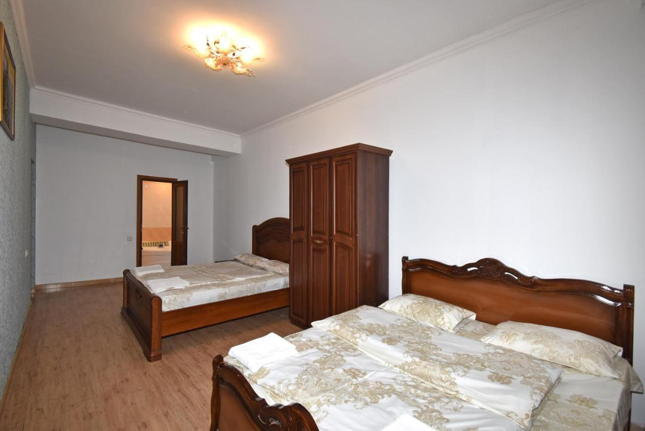 Armenak Apartment 5-Комнатная เยเรวาน ภายนอก รูปภาพ