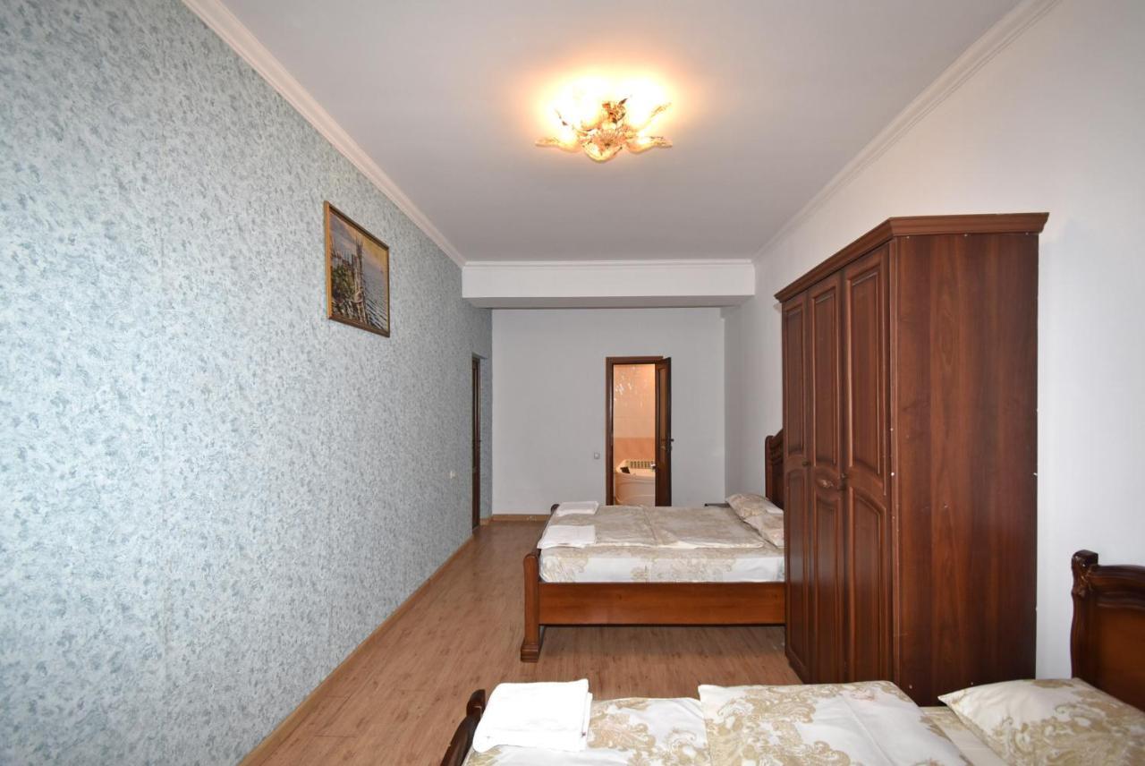 Armenak Apartment 5-Комнатная เยเรวาน ภายนอก รูปภาพ