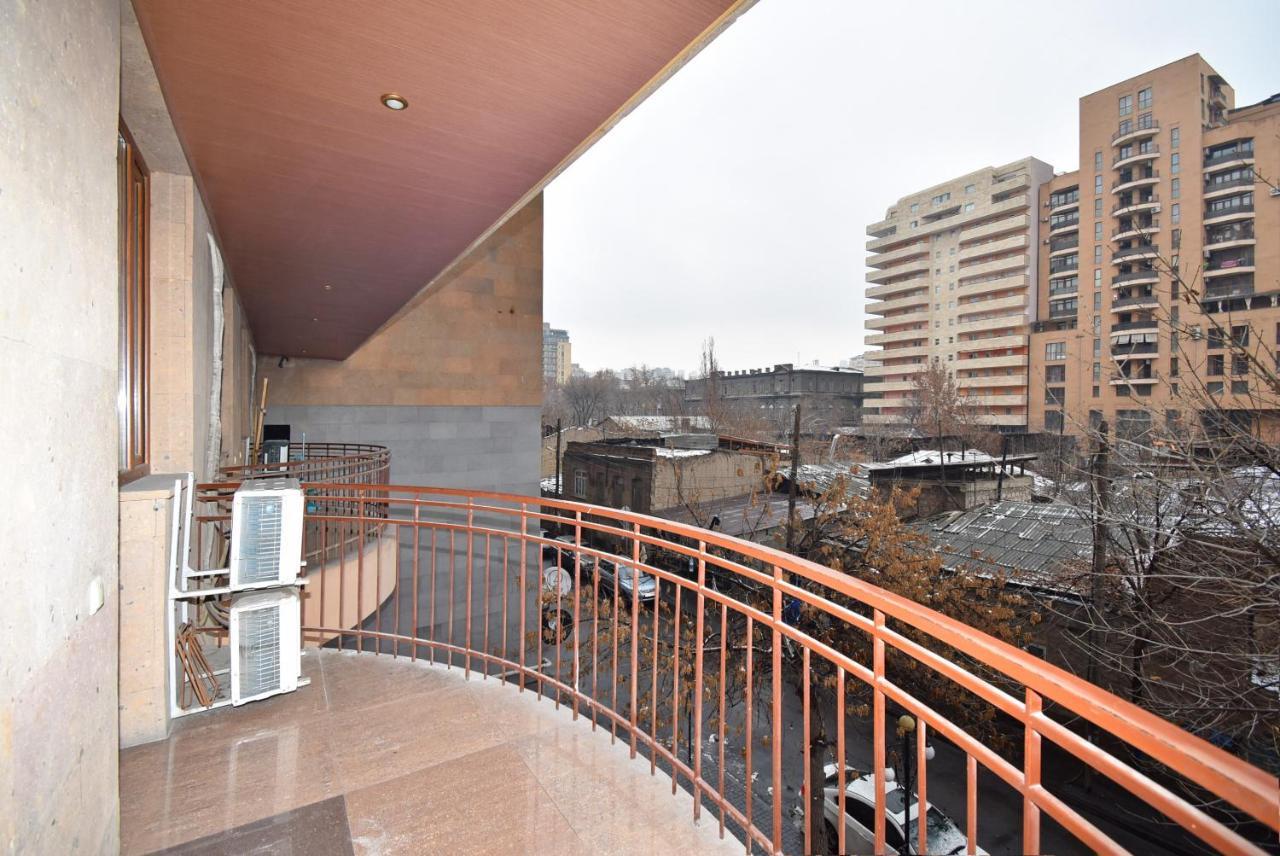 Armenak Apartment 5-Комнатная เยเรวาน ภายนอก รูปภาพ