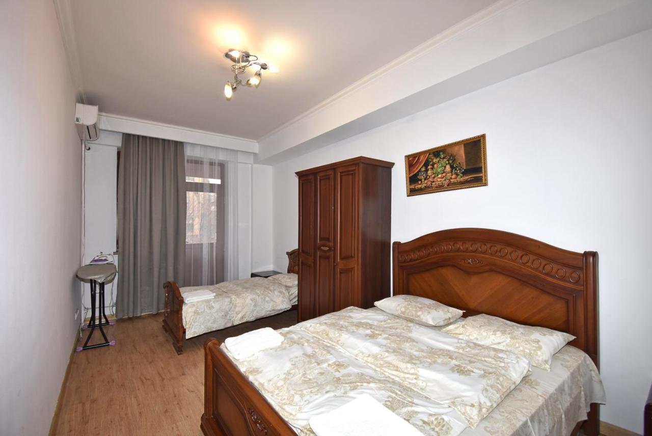 Armenak Apartment 5-Комнатная เยเรวาน ภายนอก รูปภาพ