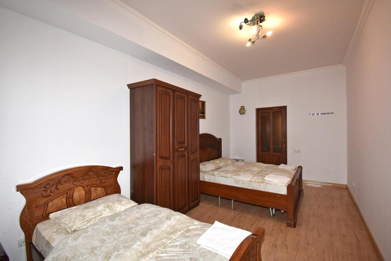 Armenak Apartment 5-Комнатная เยเรวาน ภายนอก รูปภาพ