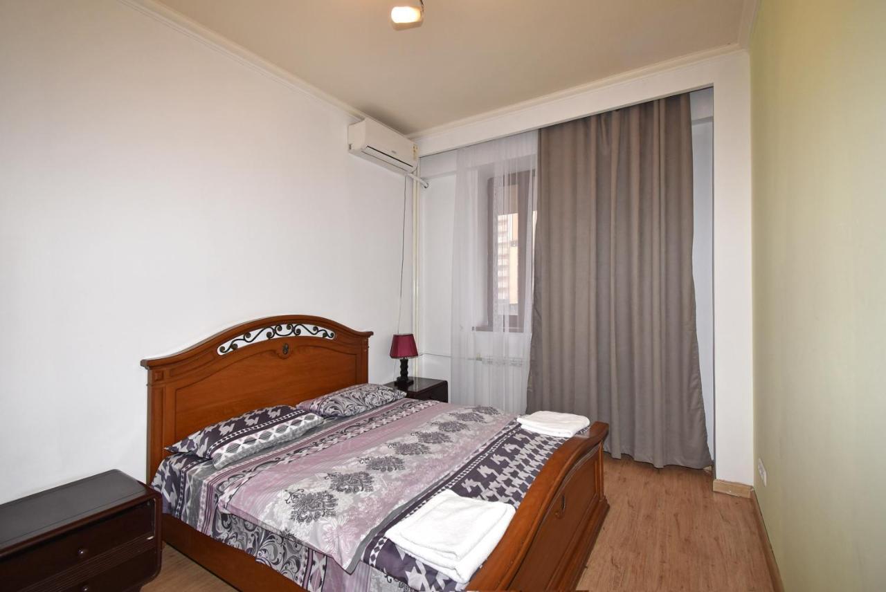 Armenak Apartment 5-Комнатная เยเรวาน ภายนอก รูปภาพ